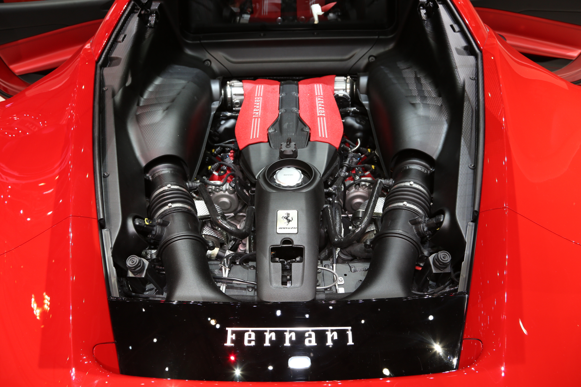 ferrari-488-gtb-2015-engine