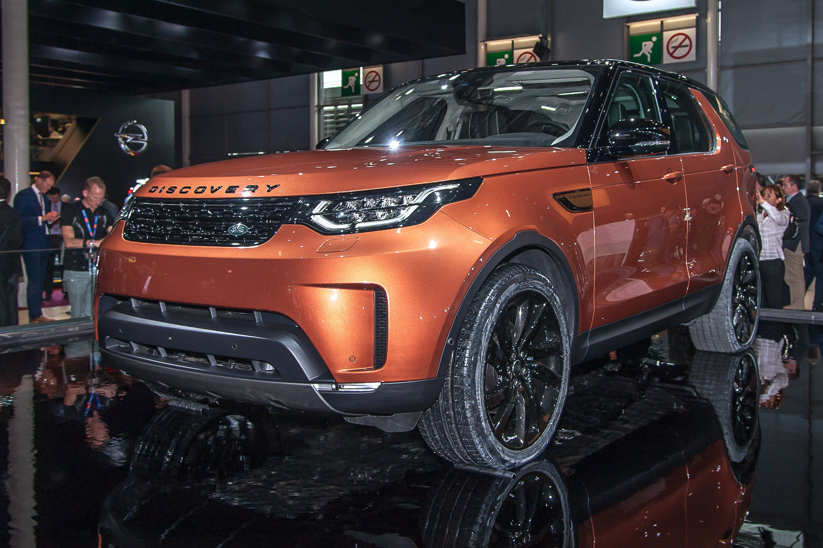 land-rover-discovery-2016-front